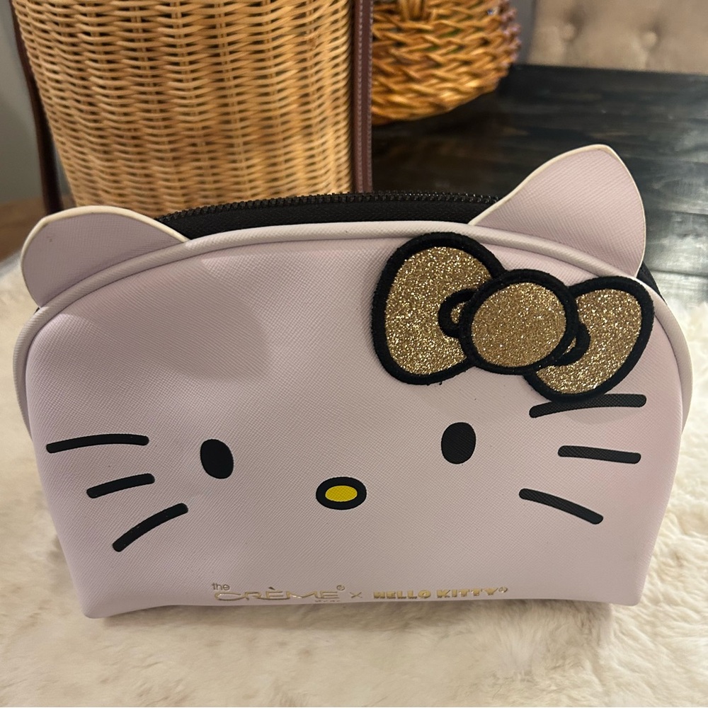 50%offw❤️ Limited Edition Gold The Crème Shop x Hello Kitty Cosmetic Bag